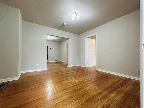 $950 / 3br - 950ft2 - Driveway parking and generous private yard – great for entertaining or (Suitland, MD)63250805949827124