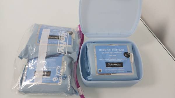 Tissues Neutrogena Makeup Remover Set - Reusable Vanity Case & 3 Refil 1