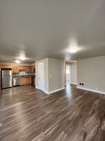 $1,695 / 2br - Modern 2-Bed! Parking, W/D, Stainless App & Pet Friendly! (Vancouver)63777293635585122
