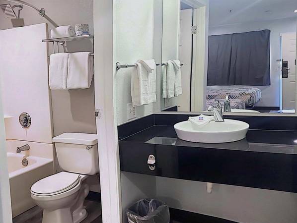 $450 / 1br - STAY WEEKLY & SAVE! Desk w/ Workspace, Pool, Parking (Sacramento South & Elk Grove)63900312644482124