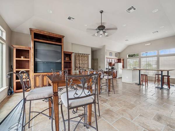 $1,175 / 2br - 935ft2 - Oversized Closets, Furnished Apartments Available (Houston)63924167725699123