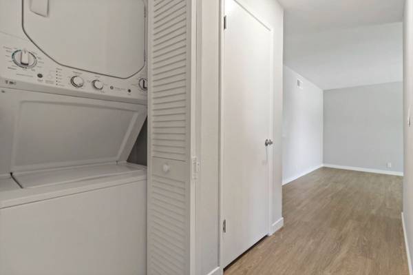 $3,695 / 2br - 947ft2 - In-Home Washer & Dryer! (mountain view)63695784665987123