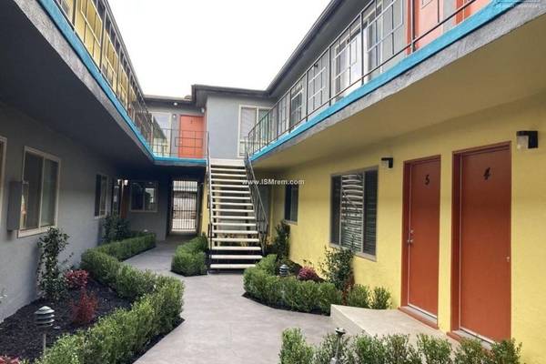 $2,595 / 2br - Laundry On-Site, Tile Shower surround, LED lighting (1222 West 39th Street, Los Angeles, CA)63774528033409123