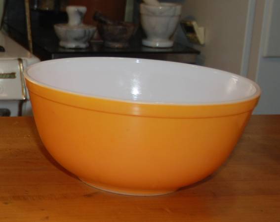1950's Orange Pyrex 403 Mixing Bowls. 2 1/2 Quart 1