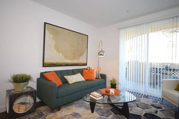 $2,650 / 2br - Large Closets, Lush Landscaping, Carport (Thousand Oaks)63800712115329120
