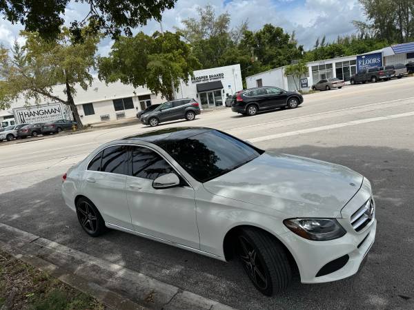 2018 Mercedes-Benz C300 - $2,250 (pago inicial)63479538502403122