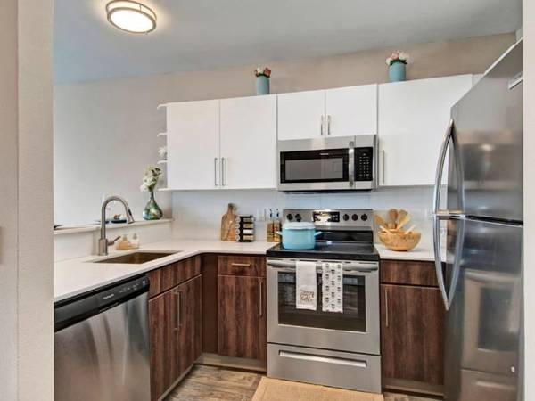 $1,695 / 1hab - 698ft2 - Depósito de $99: Vida elevada con balcón y centro de fitness (North Tabor)63672654014849122