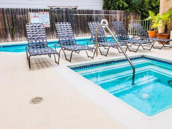 $2,733 / 1br - 646ft2 - Some Paid Utilities, Vertical Blinds, Air Conditioning, Ceiling Fan(s) (Tri-West, West Hollywood)63840114219777123