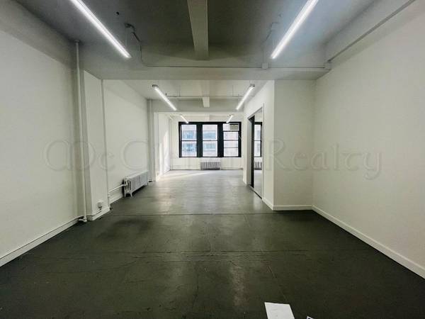 $3,050 / 885ft2 - Street Facing, Bright Suite for Office or Commercial Use (Midtown West)63816575658627124