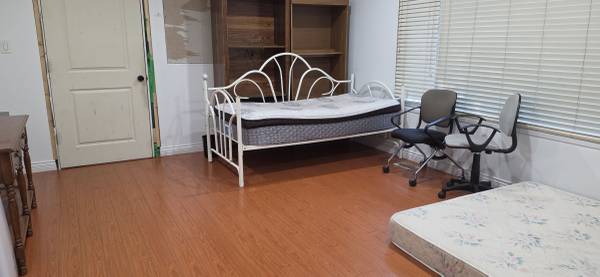 Burnaby: available now large room at Canada way and Burris 1