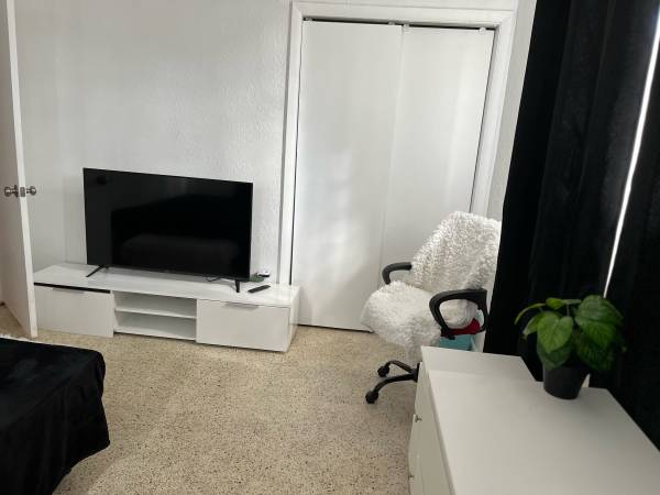 $750 / 2br - Large room available (Miami Gardens)63379709892483121