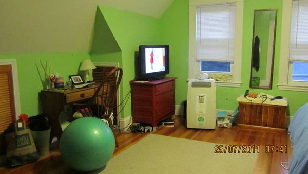 $1,075 Bright Big Room near Shops and T to Boston/Longwood, Incl Utility/WiFi (Newton Highlands)63810013049475124