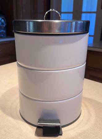 Round 8" Metal Step On Trash Can w/Liner-White 1