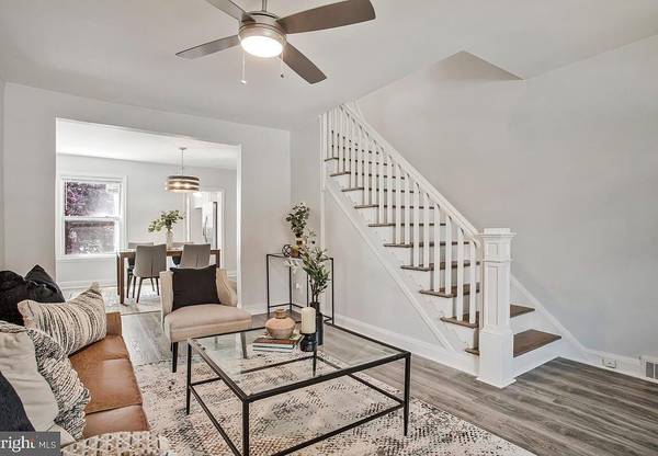 $200,000 / 2br - 987ft2 - "Renovated Gem: Private Parking; New Kitchen; 3-Season Back Porch"63624760014209122