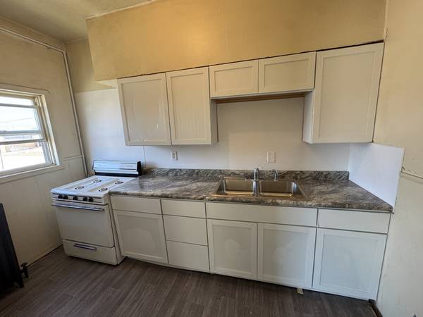 $700.00 / 1br - Large Studio apartment with utilities included.63902943855106123