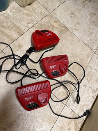 Milwaukee M12 charger 1