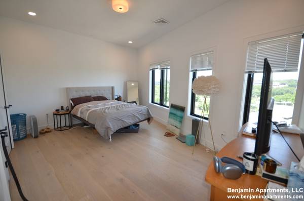 $4,475 / 2br - 1 Month free and NO fee. W/D in unit. (Brighton)63809989472387123