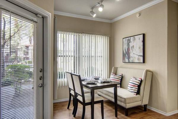 $1,950 / 3br - 1355ft2 - Perfect student living! 3 bed / 2 bath - near the university. (Phoenix)63966952843266120