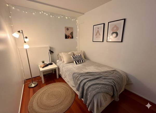 Nice room steps away to Nanaimo Station 1