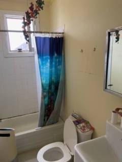 $950 Very large room close to Bathurst subway station (Bloor/Bathurst (Euclid Ave))63856988438147121