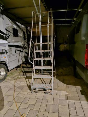 Rolling Wheel Ladder-Step Stool - Wearhouse 1