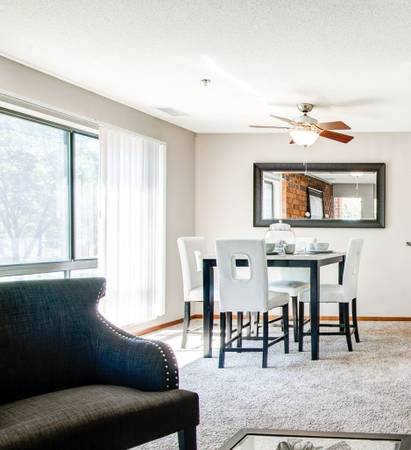 $1,692 / 2br - 1095ft2 - Fireplace, Impressive Finishes, Stunning Outdoor Pool, Smoke Free! (Eden Prairie)63868814592513124
