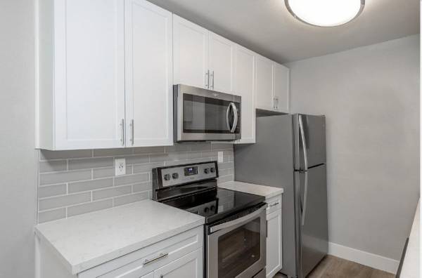 $2,940 / 2br - 975ft2 - Gas Range*, Shared Garage*, Energy Efficient Appliances (314 Burchett St)63998006086531122
