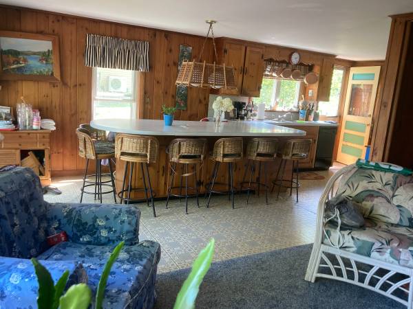 $3,995 / 3br - Right ON Lake Winnipesaukee (Laconia)63690775186563123