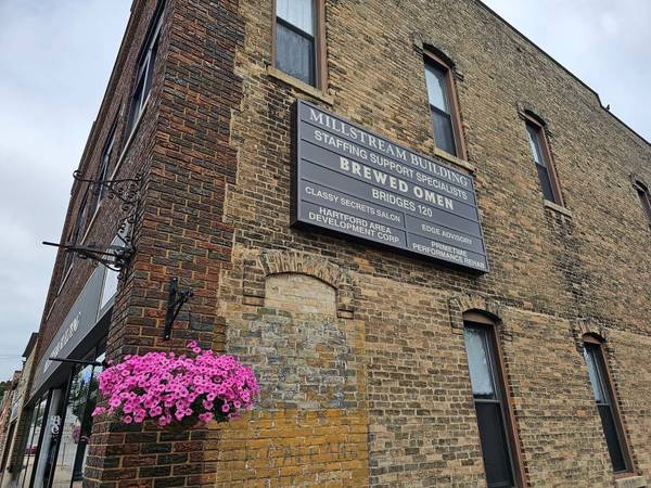 $250 / 100ft2 - 100 SF Office Space (Hartford, WI)64152180105859121