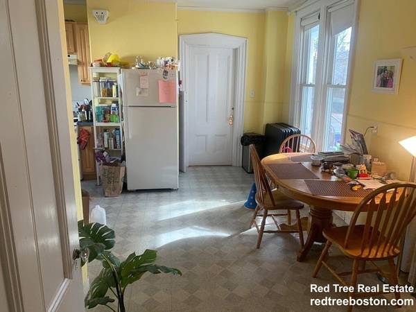 $3,650 / 3br - Spacious 3 bed in Newton w/ laundry in unit, parking for rent!! (Newtonville)63802072708739122
