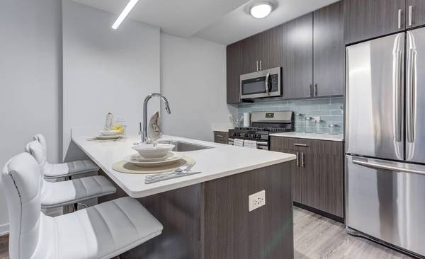 $800 / 4br - 💧 Poolside Living – 2 Rooms for Rent in 4-Bed Home (40th and Ray)64024822382081122