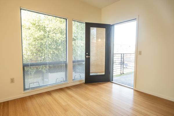 $1,825 / 1br - 870ft2 - 1st Mo Free Rent! Roomy Flat, Balcony, Parking Available ~ Apply Now (NW Portland, Nob Hill, NW 23rd, NW 21st, Pearl)63895123837571120