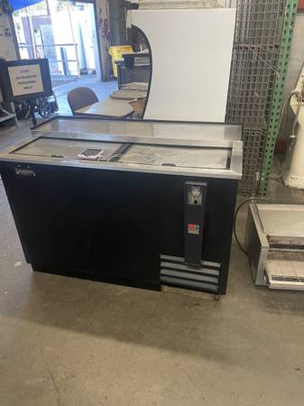 50" Bottle Box / Cooler - Holds (396) 12 oz Bottles 1