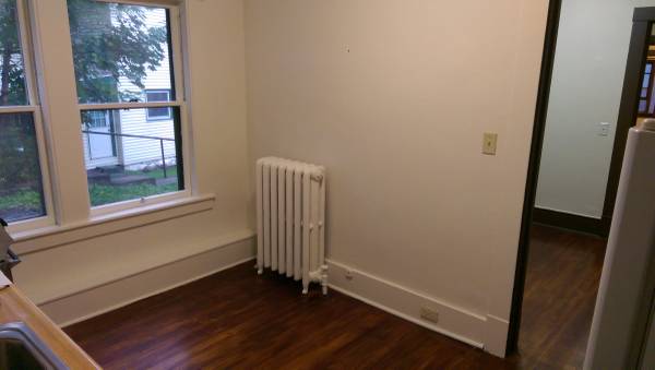 $1,000 / 1br - 800ft2 - Large QUIET 1 bdrm first floor(Saranac Lake) avail Nov 1st (Saranac Lake)63934288094338123