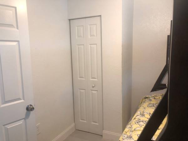 $2,300 / 2br - 1100ft2 - FURNISHED OR UNFURNISHED LAKEFRONT 2BED / 1BATH  TENANT PAYS UTILITIES (HALLANDALE)64001849190146123