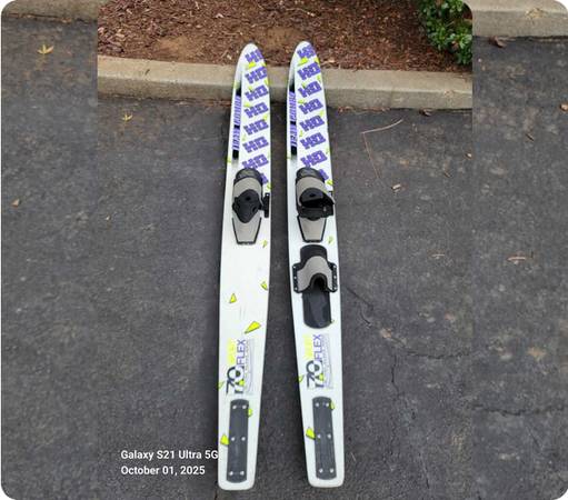 Free HO fiberglass double waterskis 1