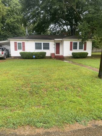 3 bedroom house with 2 bath in a great area to raise a family. 1