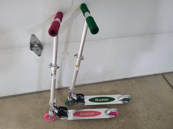 (2) Razor Wheel Kick Scooters 1