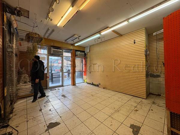 $7,500 / 315ft2 - Retail in front of Train Station with Glass Frontage, Bathroom, Baseme (Chelsea)63854289361153124