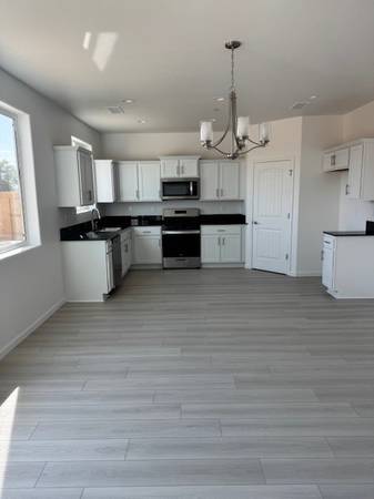 $2,200 / 3br - 1620ft2 - 3 Bedroom Home in DINUBA! (Avenue 12 & Highway 45)63809687791105123