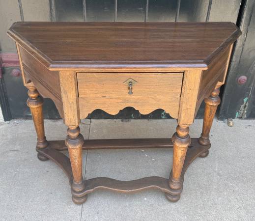Mesa de entrada Ethan Allen - 36x14x28 - $175 (Long Beach)63471467815171120