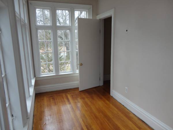 $2,350 / 3br - Hermoso, piso de madera, fp, cocina equipada, lavavajillas, baño con azulejos, estacionamiento fuera de la calle, cuarto de sol, almacenamiento, patio (West Park Ave New Haven)64010332848770121