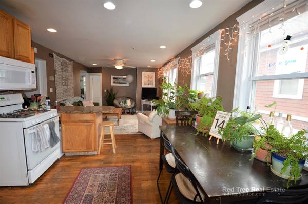 $4,400 / 4br - Huge 4 bed 2 bath near BU with laundry in unit, parking avail!! (Allston)63802096984579123
