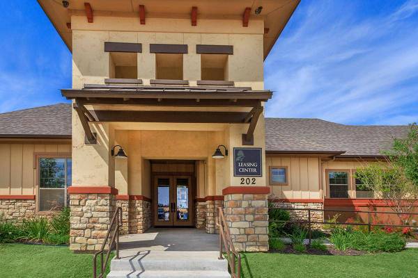 $977 / 2br - River Bank Village Apts (Laredo)63662019138689121
