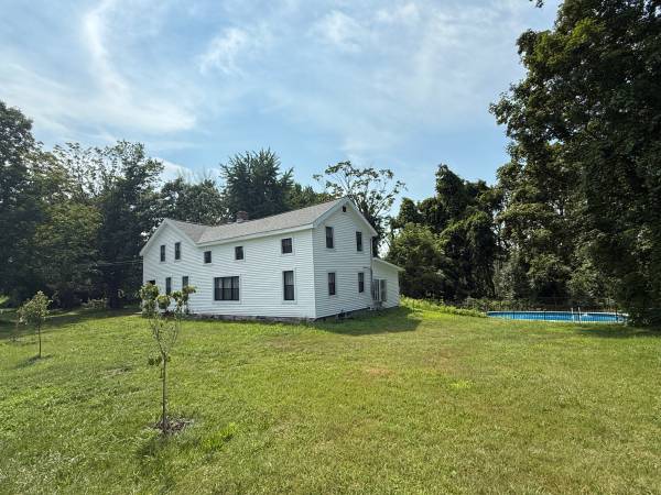 Renovated Farmhouse on 27 acres- only 5 Mins to track /Saratoga lake,

9,000