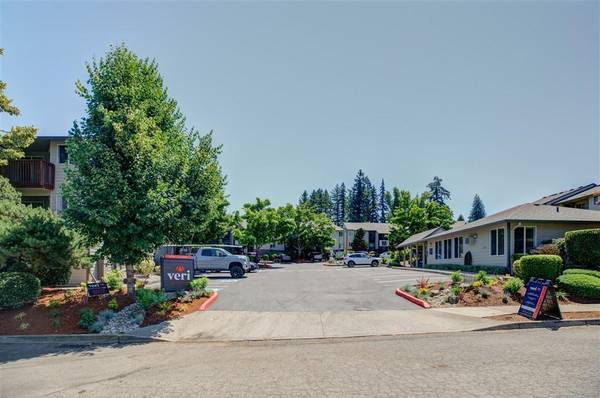 $1,575 / 2br - 991ft2 - Captivating 2 BR Homes with Yard & Natural Surroundings (Oregon City)63895124521859121