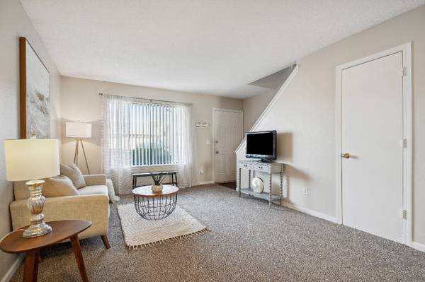 $1,405 / 2br - 960ft2 - Enjoy 2 Levels of Living in this Spacious Town Home!!! (Minutes to Collins Aerospace)63815083239681120