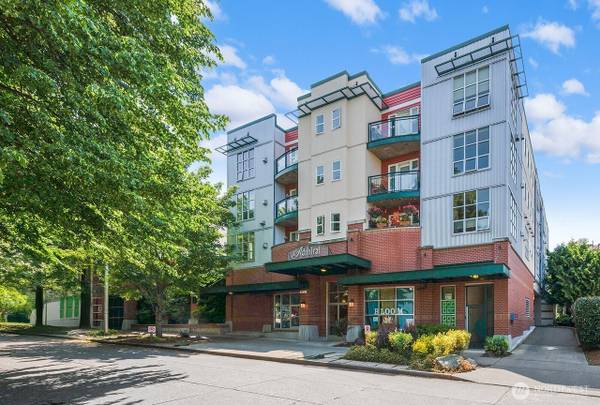 $1,922 / 2br - 1080ft2 - Well designed 2 bedroom home in North Admiral (Seattle)63929302729987120