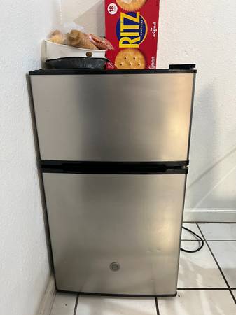 Mini Rrfrigerator GE Good Working Condition 1