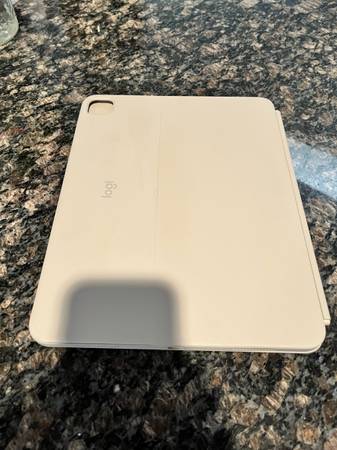 Logitech Combo Touch for 13” iPad 1